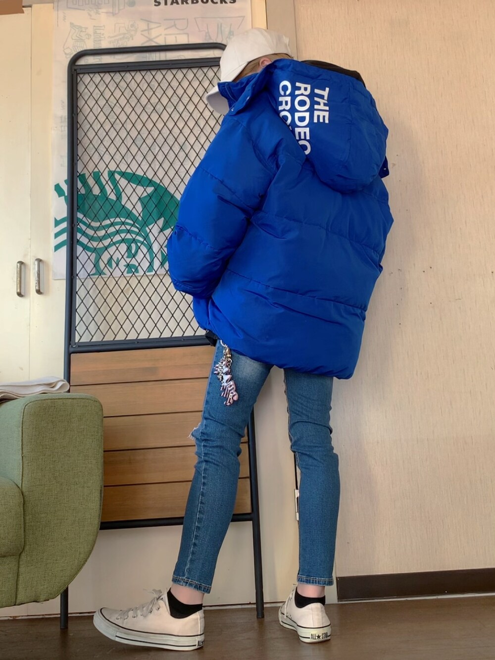 ブルー系のダウンジャケット/コート、ブラック系のパーカー、ブルー系のデニムパンツを着用したレディースの冬コーディネートの2枚目の写真