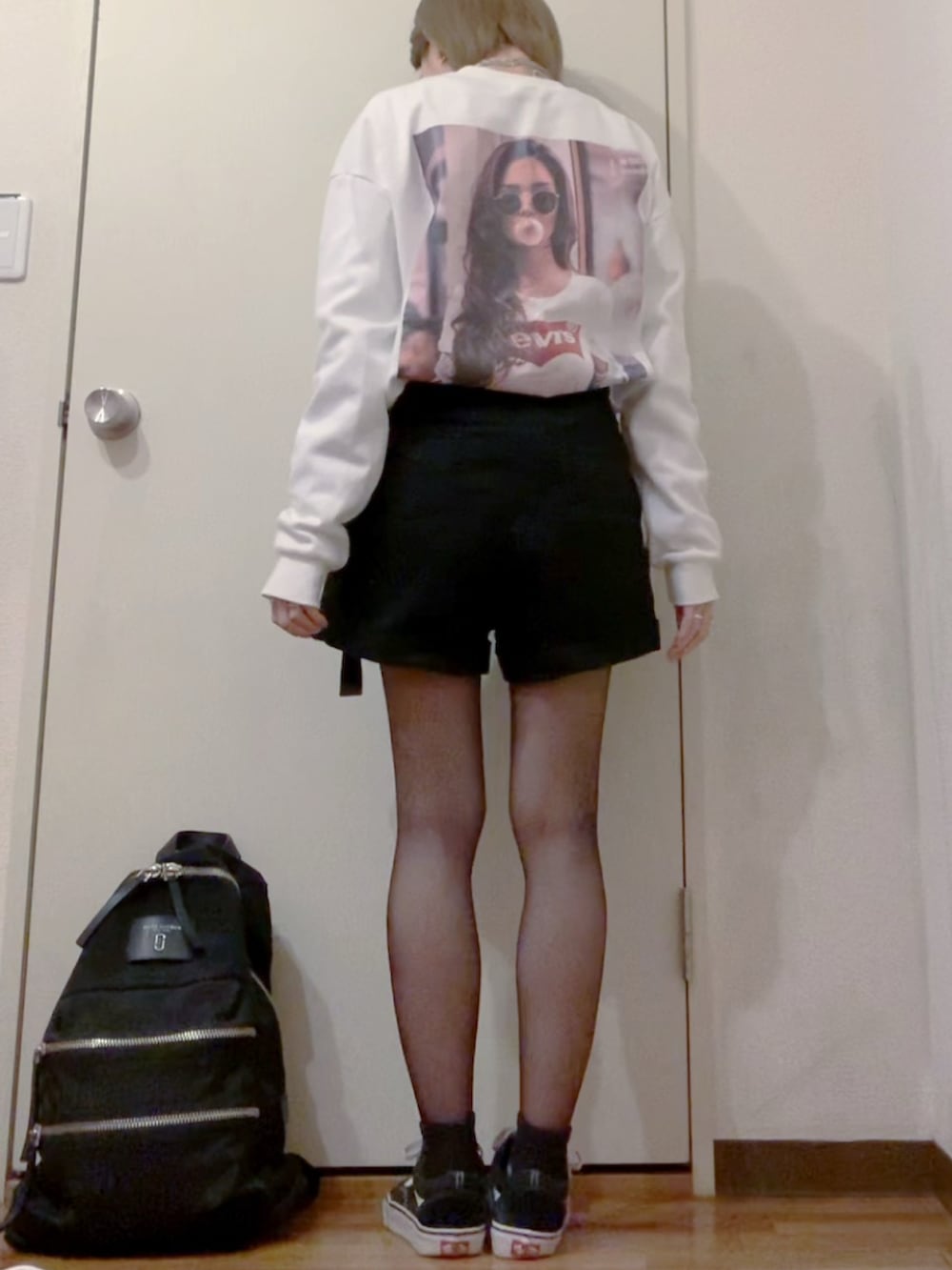 ホワイト系のTシャツ/カットソー、ホワイト系のTシャツ/カットソー、ホワイト系のムートンコートを着用したレディースの冬コーディネートの4枚目の写真