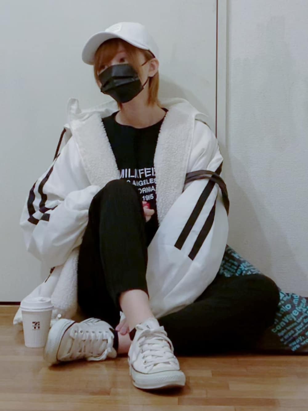 ブラック系のスウェット、ブラック系のその他パンツ、ホワイト系のブルゾンを着用したレディースの秋コーディネートの4枚目の写真