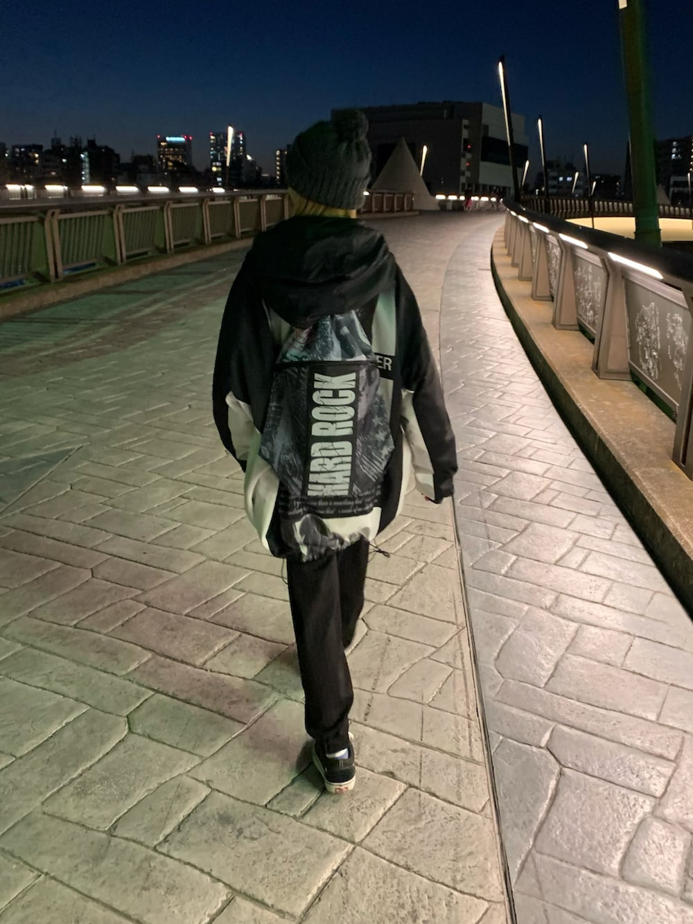 ブラック系のマウンテンパーカー、ブラック系のその他パンツ、ブラック系のスニーカーを着用したレディースの春コーディネートの5枚目の写真