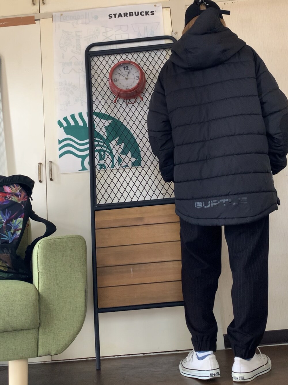 ブラック系のその他アウター、ブラック系のニット/セーター、ブラック系のその他パンツを着用したレディースの冬コーディネートの3枚目の写真