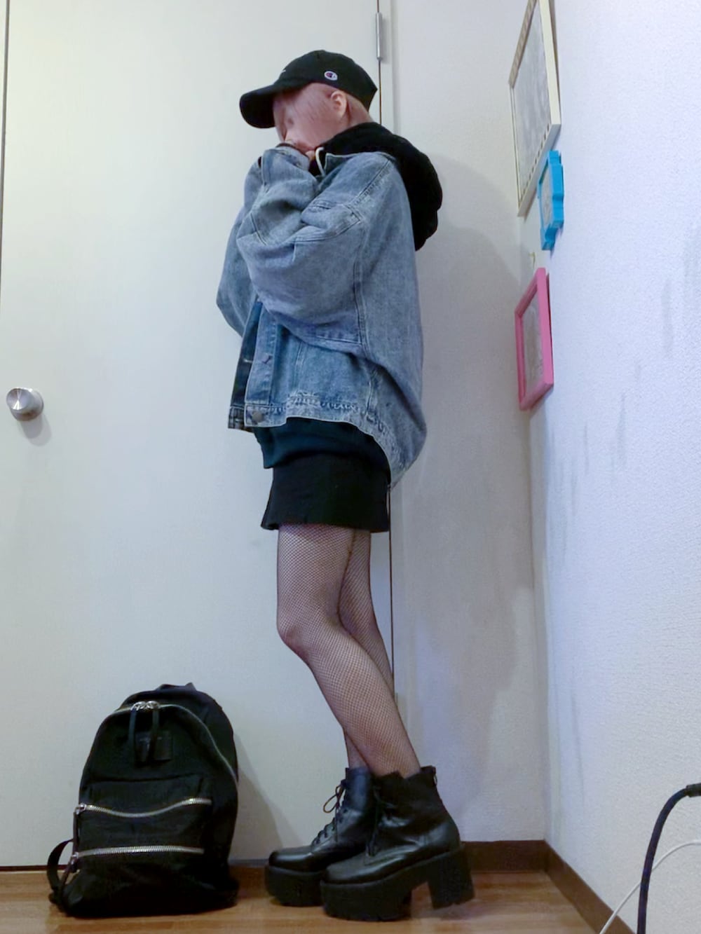 ブラック系のスウェット、ブラック系のスカート、ブルー系のデニムジャケットを着用したレディースの秋コーディネートの3枚目の写真