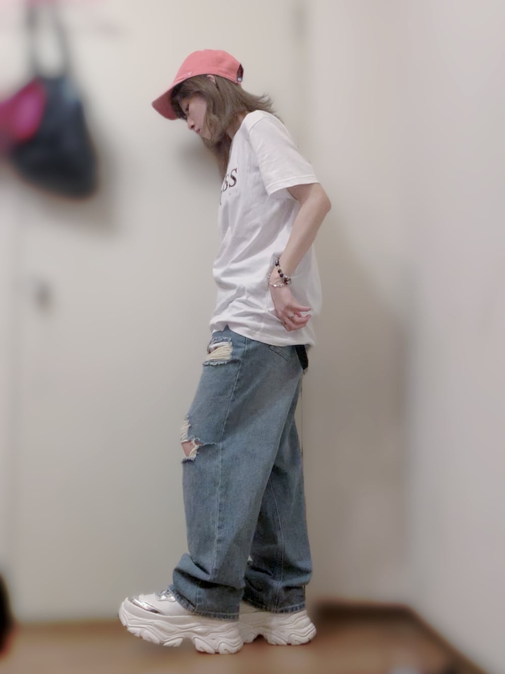 ホワイト系のTシャツ/カットソー、ブルー系のデニムパンツ、ホワイト系のスニーカーを着用したレディースの春コーディネートの3枚目の写真