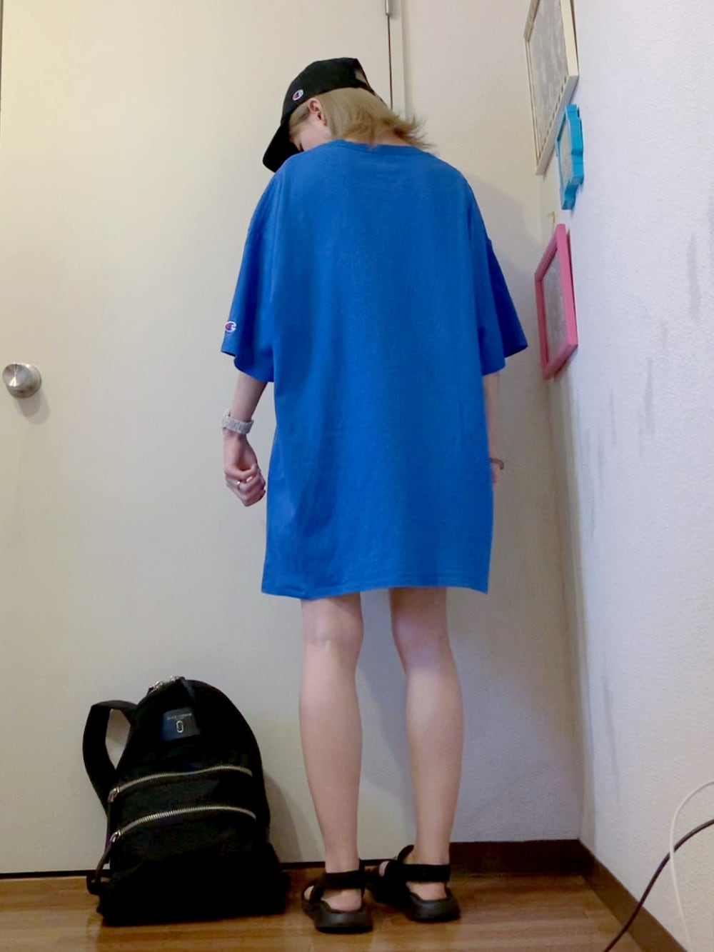 ブルー系のTシャツ/カットソー、ブラック系のサンダル、ブラック系のバックパック/リュックを着用したレディースの夏コーディネートの3枚目の写真