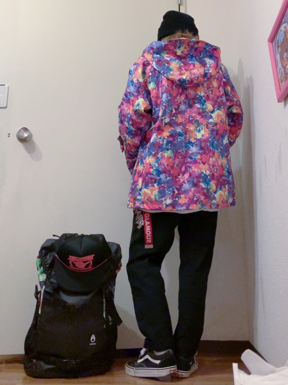 ピンク系のジャケット/アウター、ホワイト系のスウェット、ブラック系のデニムパンツを着用したレディースの春コーディネートの2枚目の写真