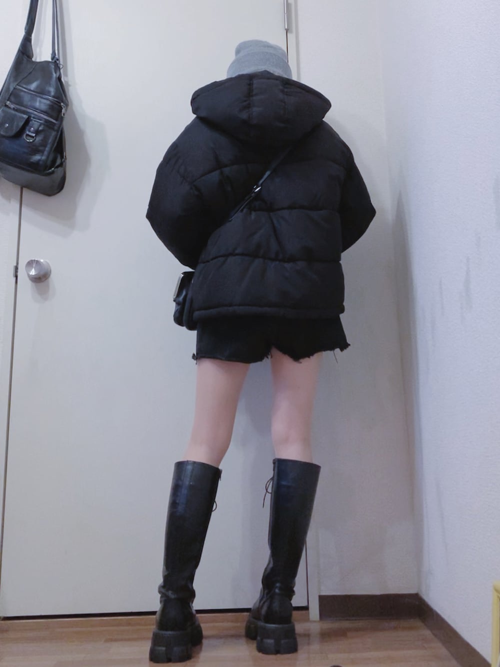 ブラック系のダウンジャケット/コート、ブラック系のデニムパンツ、ブラック系のブーツを着用したレディースの秋コーディネートの2枚目の写真