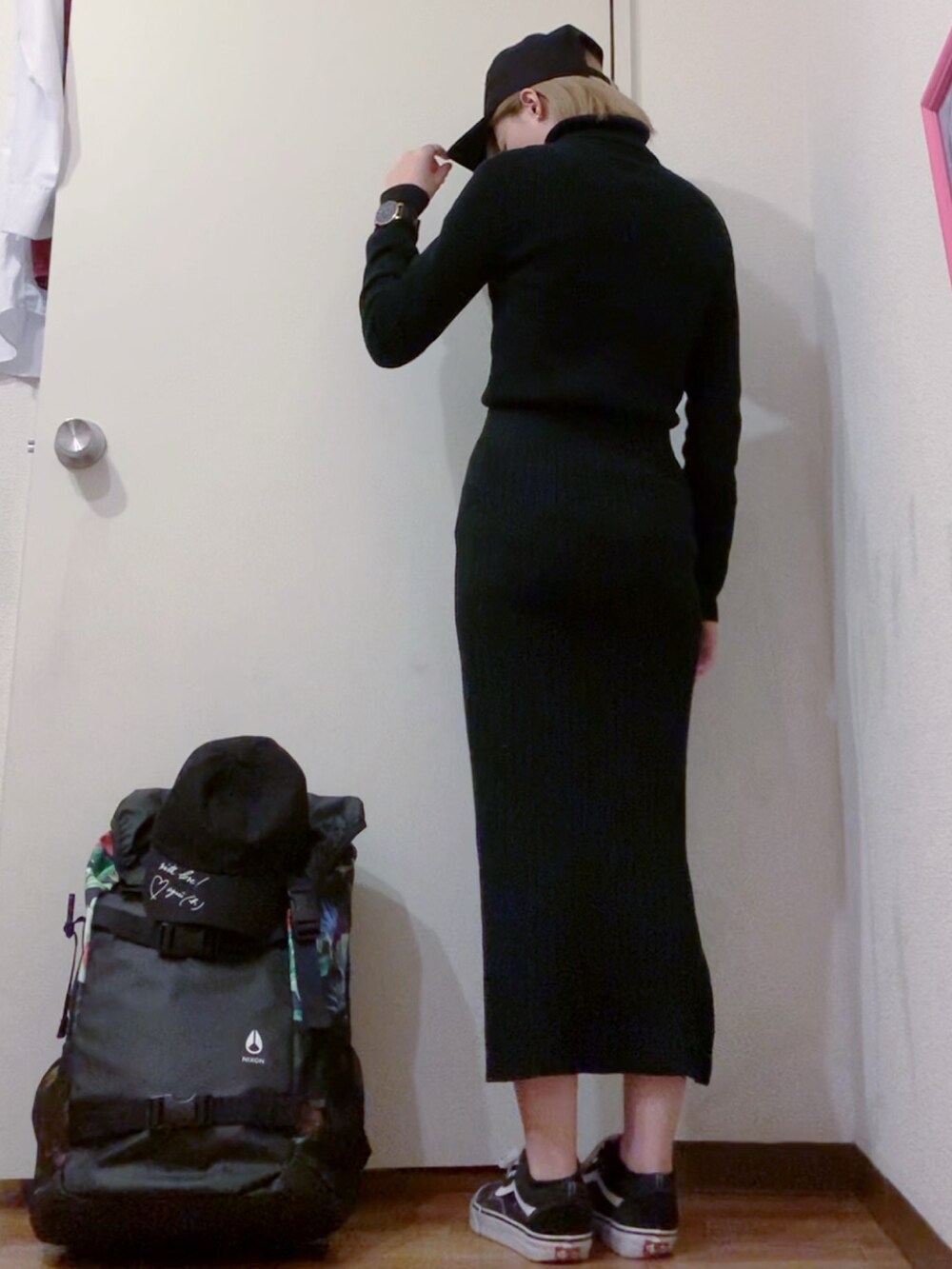 ベージュ系のダウンジャケット/コート、ブラック系のニット/セーター、ブラック系のスカートを着用したレディースの冬コーディネートの4枚目の写真