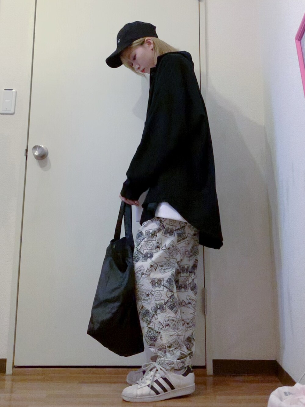 ホワイト系のスウェット、ホワイト系のその他パンツ、ブラック系のカバーオールを着用したレディースの春コーディネートの3枚目の写真