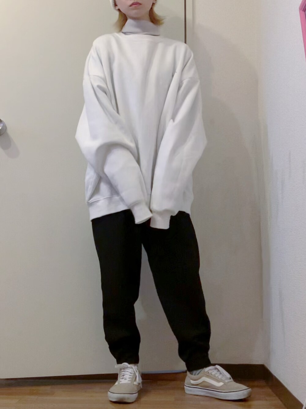 ホワイト系のニット/セーター、ホワイト系のスウェット、ブラック系のダウンジャケット/コートを着用したレディースの冬コーディネートの4枚目の写真