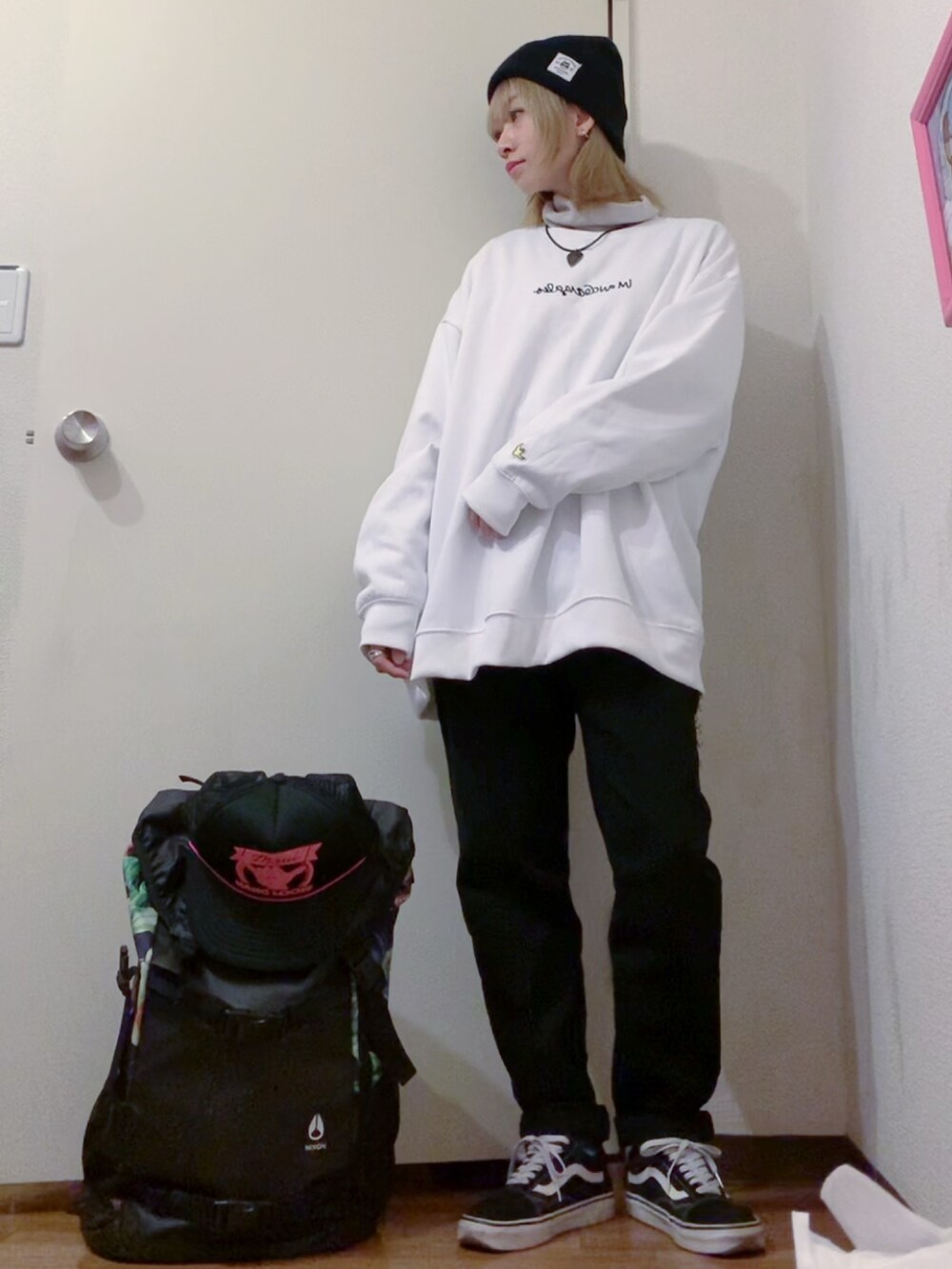 ピンク系のジャケット/アウター、ホワイト系のスウェット、ブラック系のデニムパンツを着用したレディースの春コーディネートの4枚目の写真