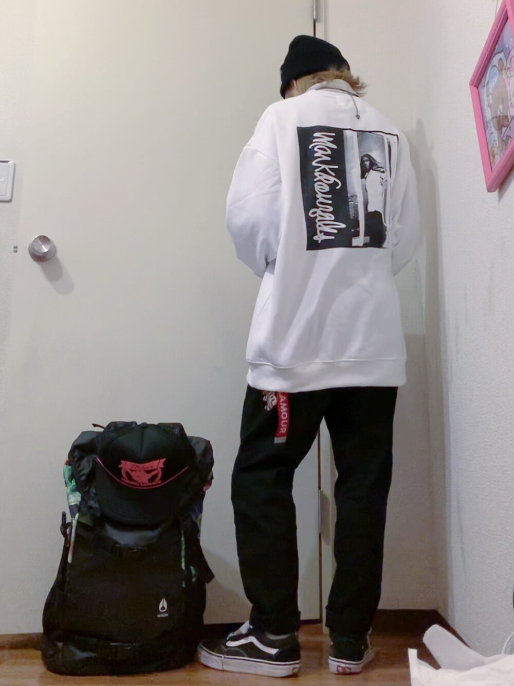 ピンク系のジャケット/アウター、ホワイト系のスウェット、ブラック系のデニムパンツを着用したレディースの春コーディネートの3枚目の写真