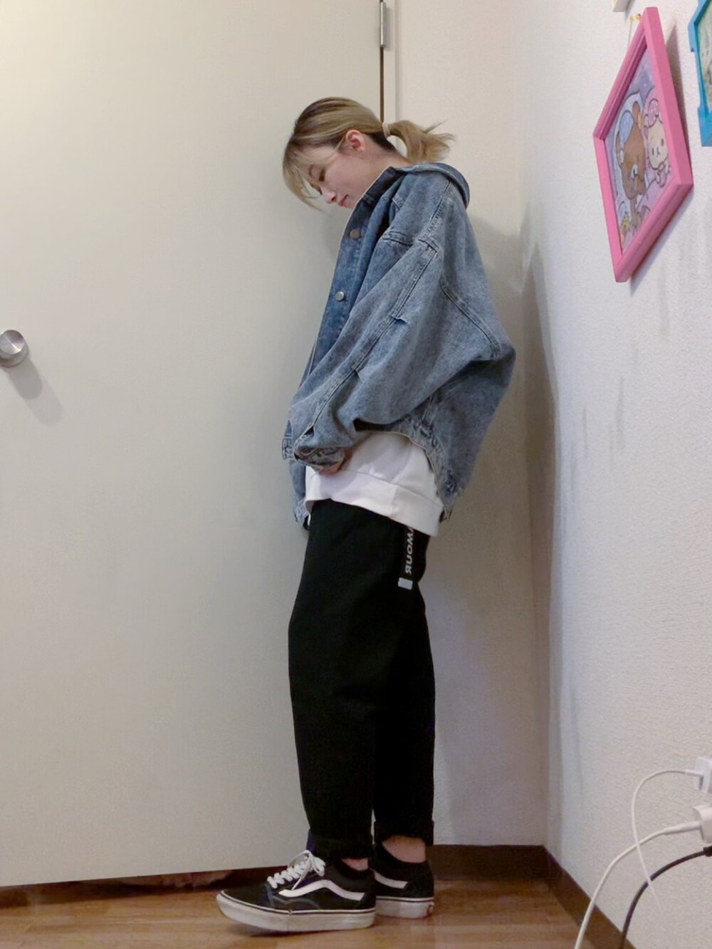 ブルー系のデニムジャケット、ホワイト系のTシャツ/カットソー、ブラック系のデニムパンツを着用したレディースの春コーディネートの4枚目の写真