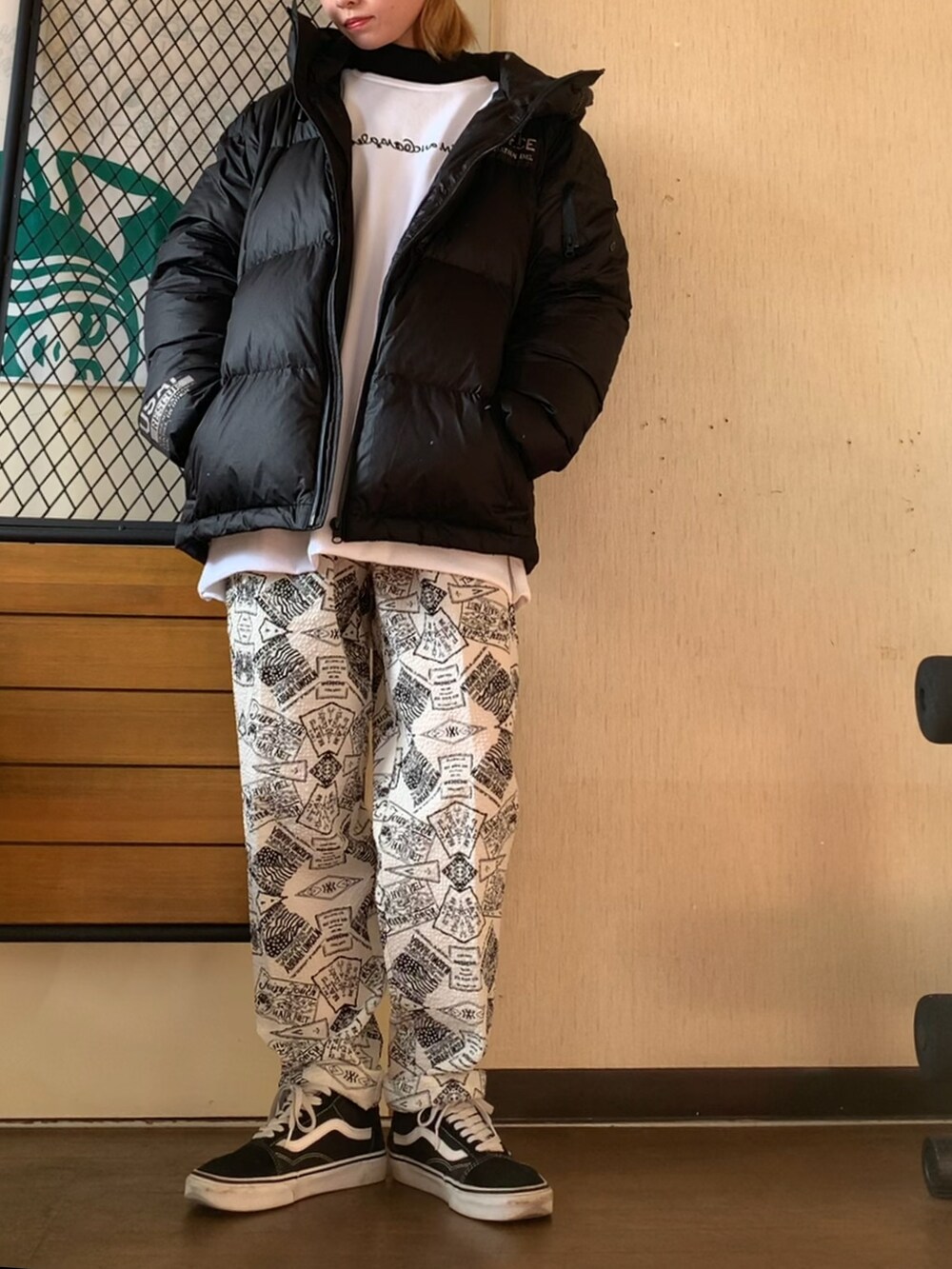 ホワイト系のスウェット、ホワイト系のその他パンツ、ブラック系のスニーカーを着用したレディースの冬コーディネートの3枚目の写真