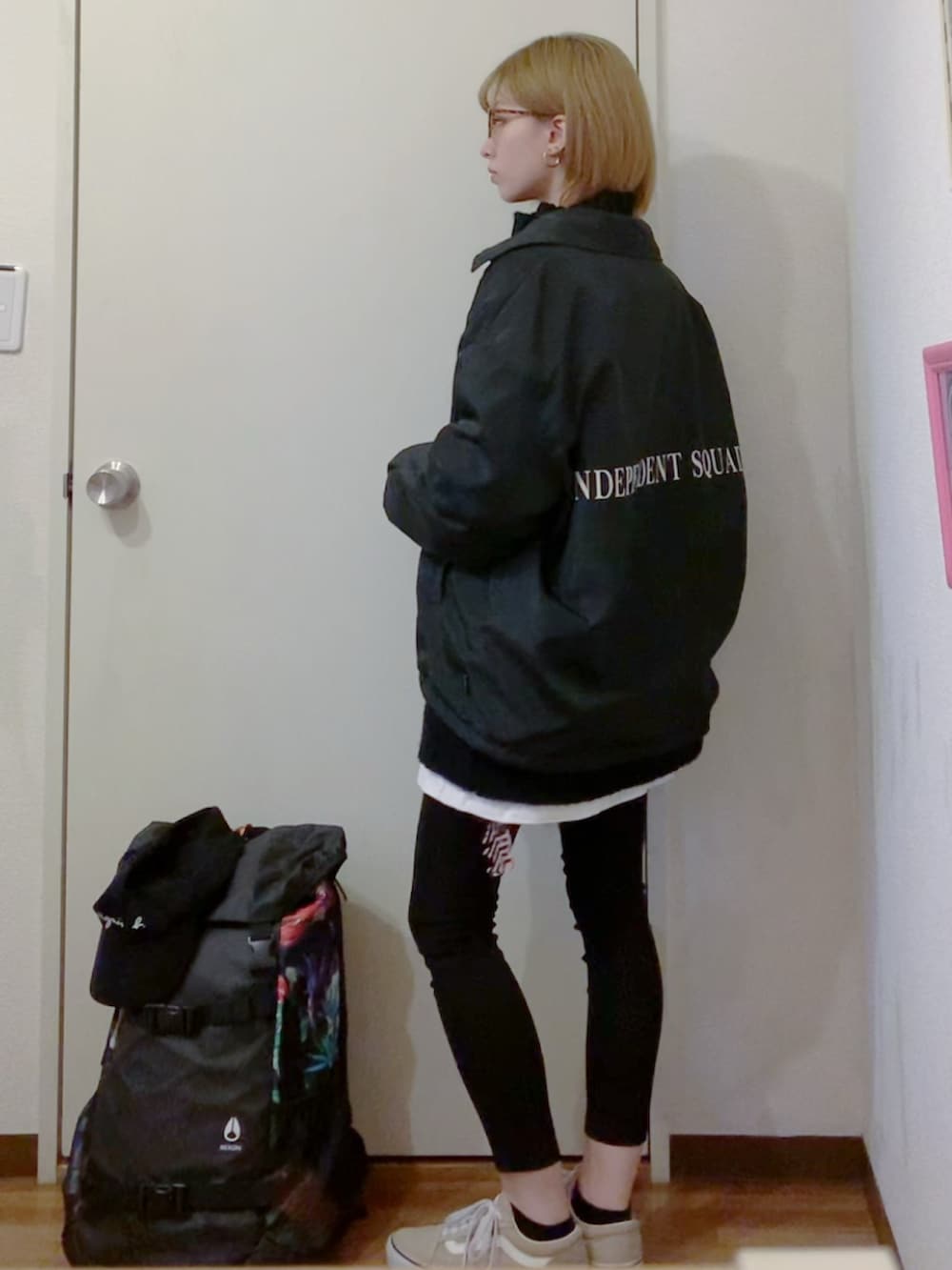 ブラック系のニット/セーター、ブラック系のナイロンジャケット、ベージュ系のスニーカーを着用したレディースの秋コーディネートの5枚目の写真