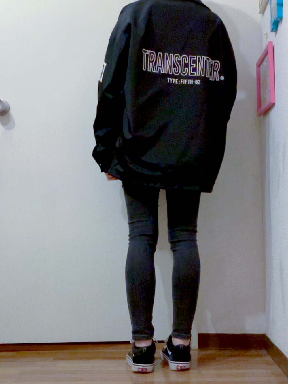 ブラック系のスウェット、ブラック系のナイロンジャケット、ブラック系のデニムパンツを着用したレディースの秋コーディネートの4枚目の写真