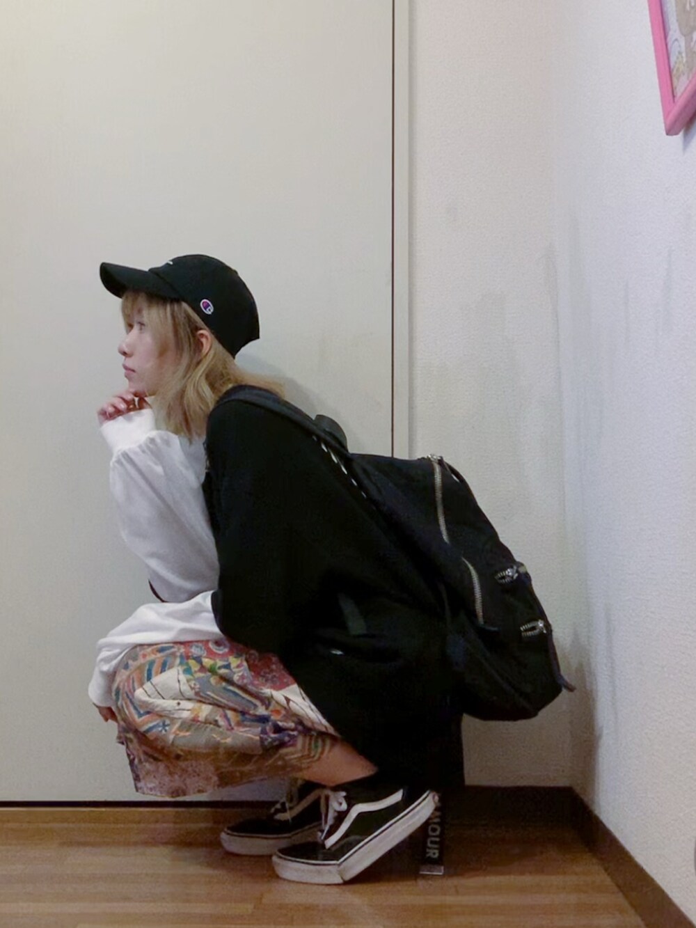 ブラック系のTシャツ/カットソー、ホワイト系のTシャツ/カットソー、ベージュ系のその他パンツを着用したレディースの春コーディネートの4枚目の写真