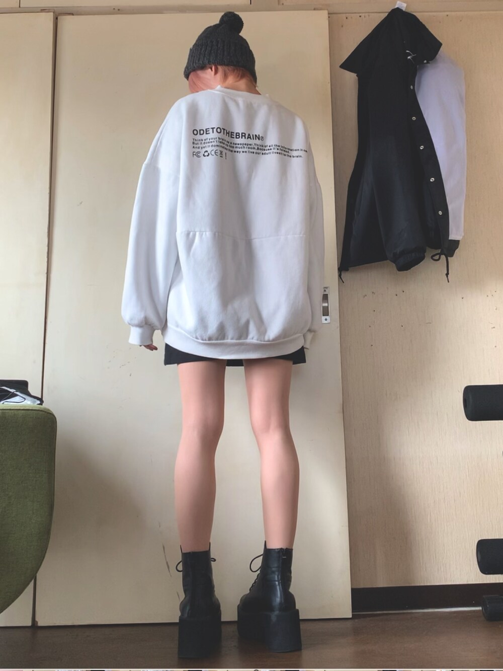 ホワイト系のブルゾン、ホワイト系のスウェット、ブラック系のスカートを着用したレディースの冬コーディネートの4枚目の写真