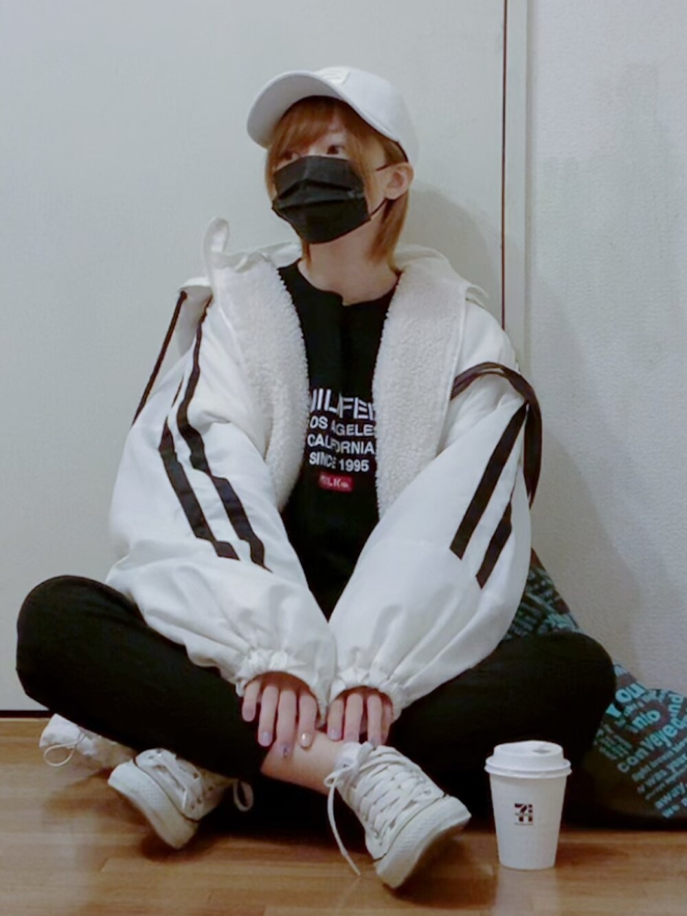 ブラック系のスウェット、ブラック系のその他パンツ、ホワイト系のブルゾンを着用したレディースの秋コーディネートの3枚目の写真