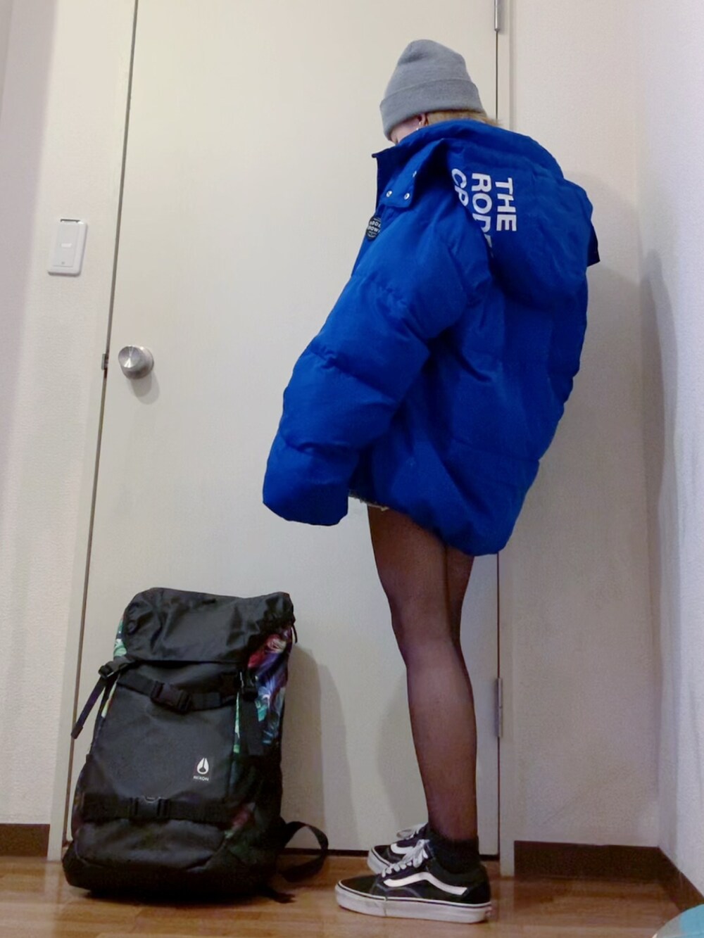 ブラック系のニット/セーター、ブルー系のデニムパンツ、ブルー系のダウンジャケット/コートを着用したレディースの冬コーディネートの2枚目の写真