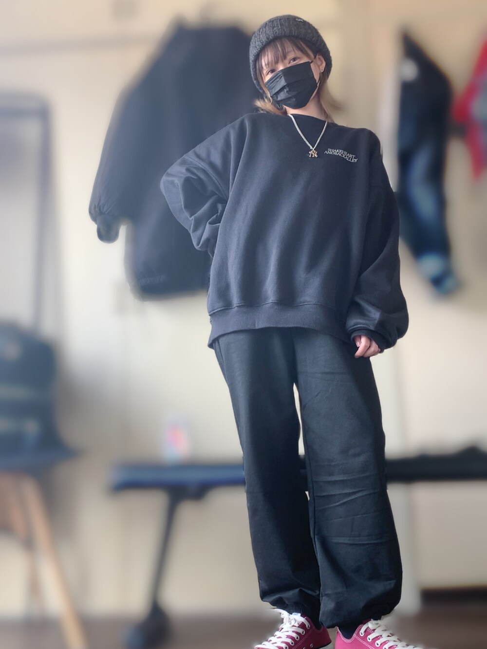 ブラック系のスウェット、ブラック系のその他パンツ、レッド系のスニーカーを着用したレディースの春コーディネートの3枚目の写真