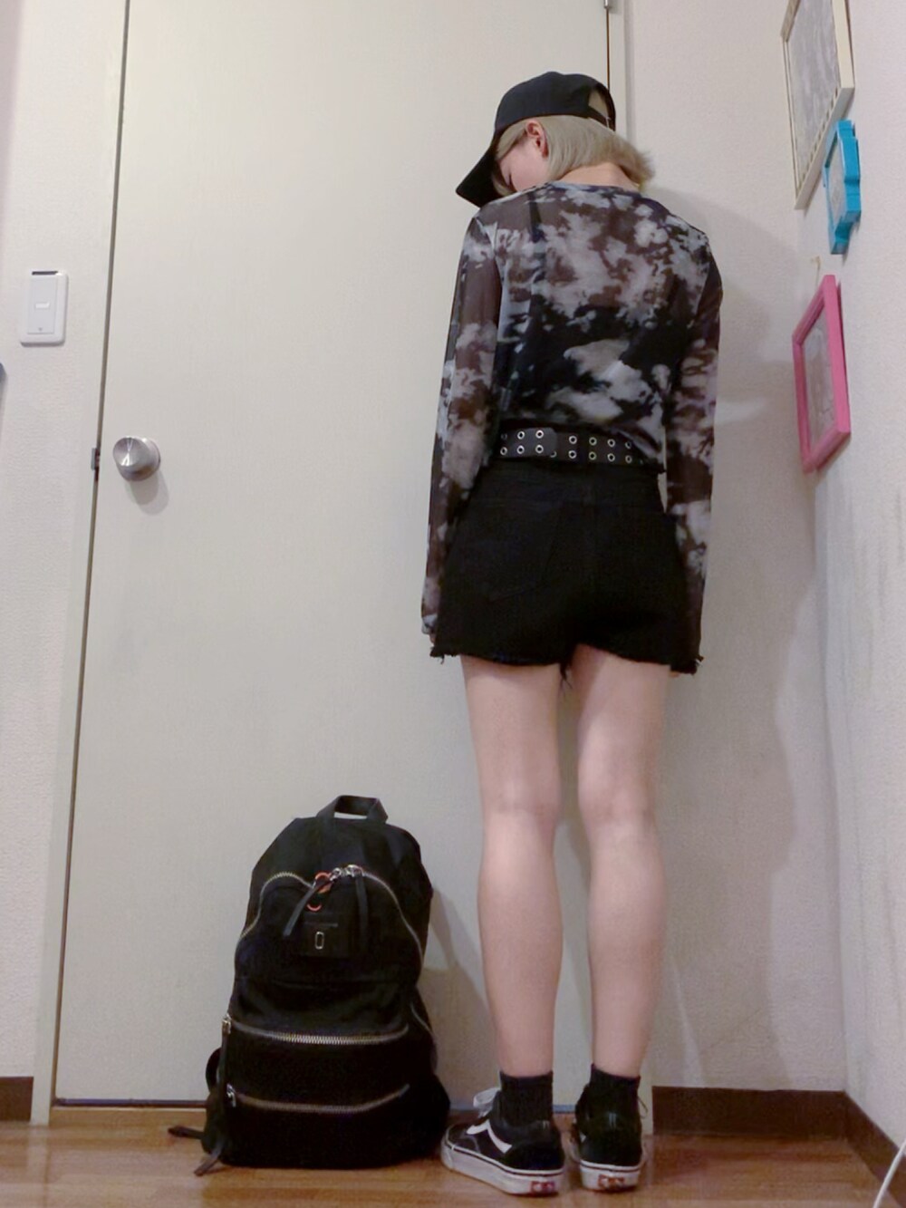 ブラック系のシャツ/ブラウス、ブラック系のデニムパンツ、ブラック系のスニーカーを着用したレディースの秋コーディネートの2枚目の写真