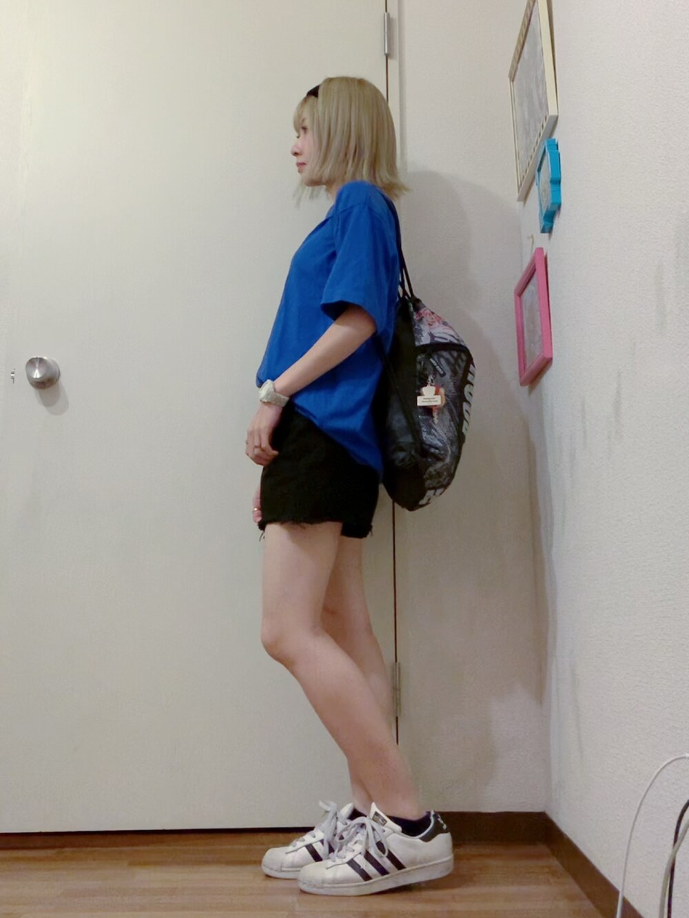 ブルー系のTシャツ/カットソー、ホワイト系のスニーカー、その他のベルトを着用したレディースの秋コーディネートの2枚目の写真