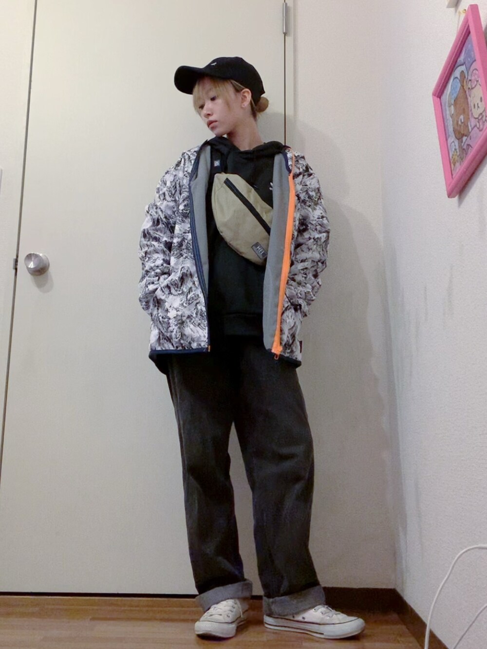 ホワイト系のその他アウター、ブラック系のパーカー、ブラック系のデニムパンツを着用したレディースの春コーディネートの2枚目の写真