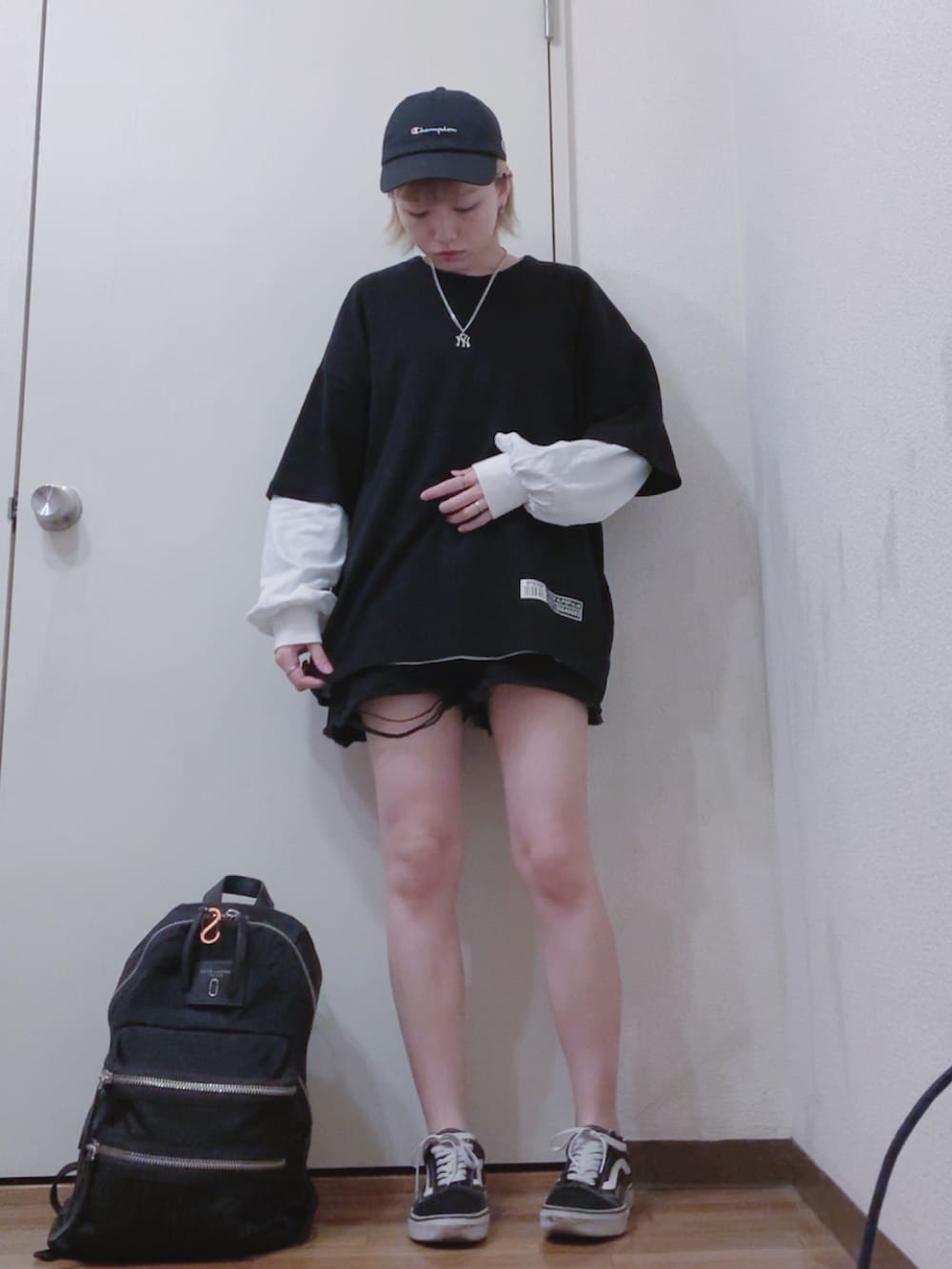 ブラック系のTシャツ/カットソー、ホワイト系のTシャツ/カットソー、ブラック系のデニムパンツを着用したレディースの春コーディネートの2枚目の写真