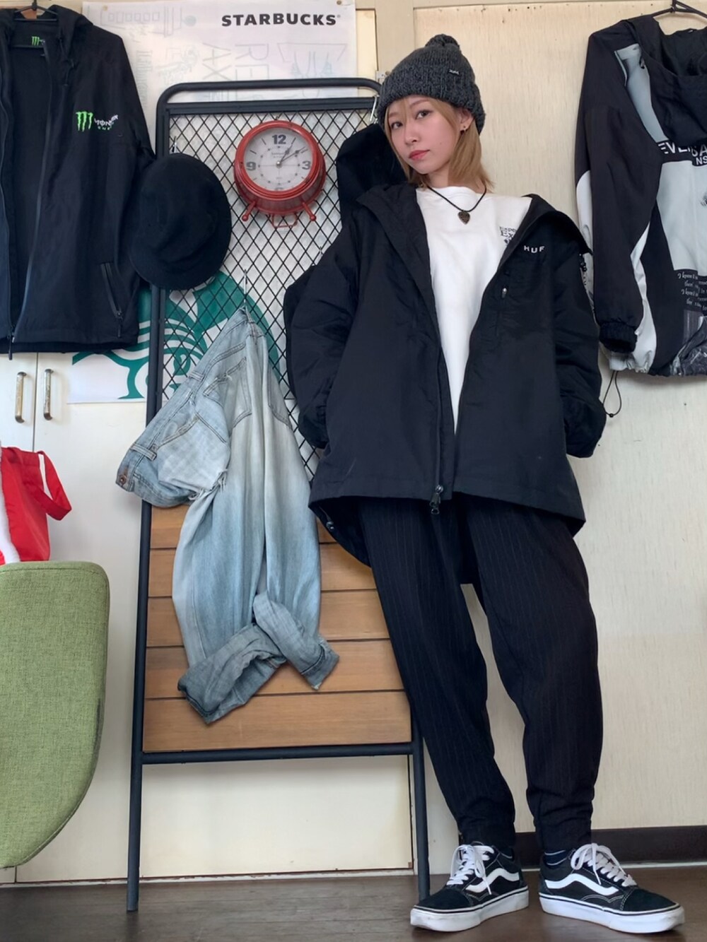 ホワイト系のスウェット、ブラック系のその他パンツ、ブラック系のナイロンジャケットを着用したレディースの春コーディネートの4枚目の写真