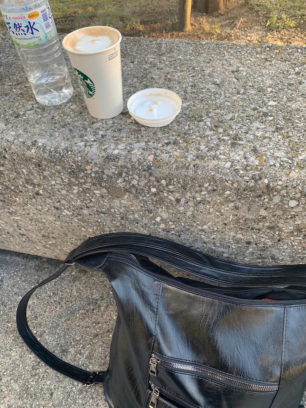 ブラック系のTシャツ/カットソー、グレー系のその他パンツ、ブラック系のサンダルを着用したレディースの秋コーディネートの3枚目の写真