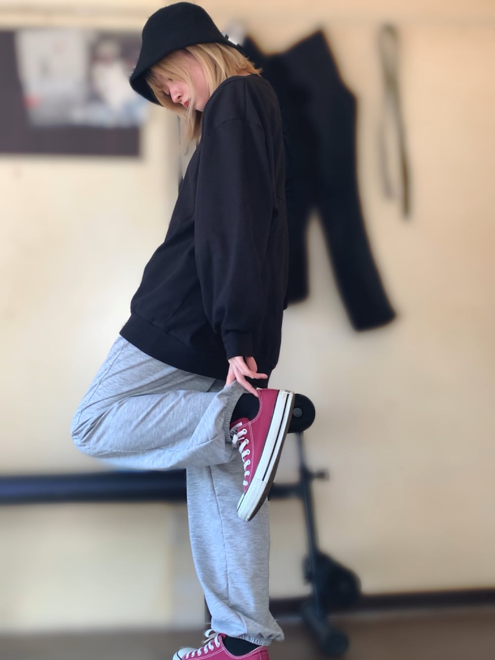 ブラック系のダウンジャケット/コート、グレー系のスウェットパンツ、ブラック系のスウェットを着用したレディースの冬コーディネートの2枚目の写真