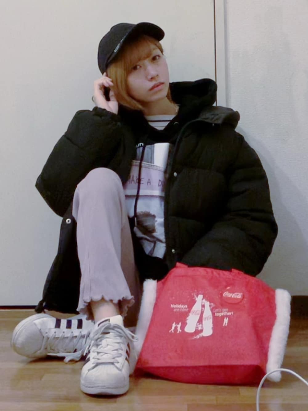 ブラック系のパーカー、ブラック系のダウンジャケット/コート、パープル系のその他パンツを着用したレディースの秋コーディネートの2枚目の写真