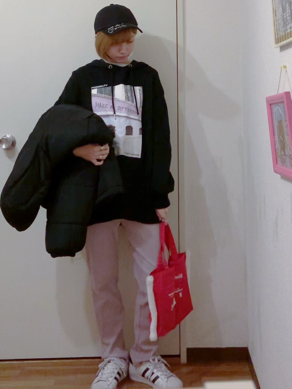 ブラック系のパーカー、ブラック系のダウンジャケット/コート、パープル系のその他パンツを着用したレディースの秋コーディネートの4枚目の写真