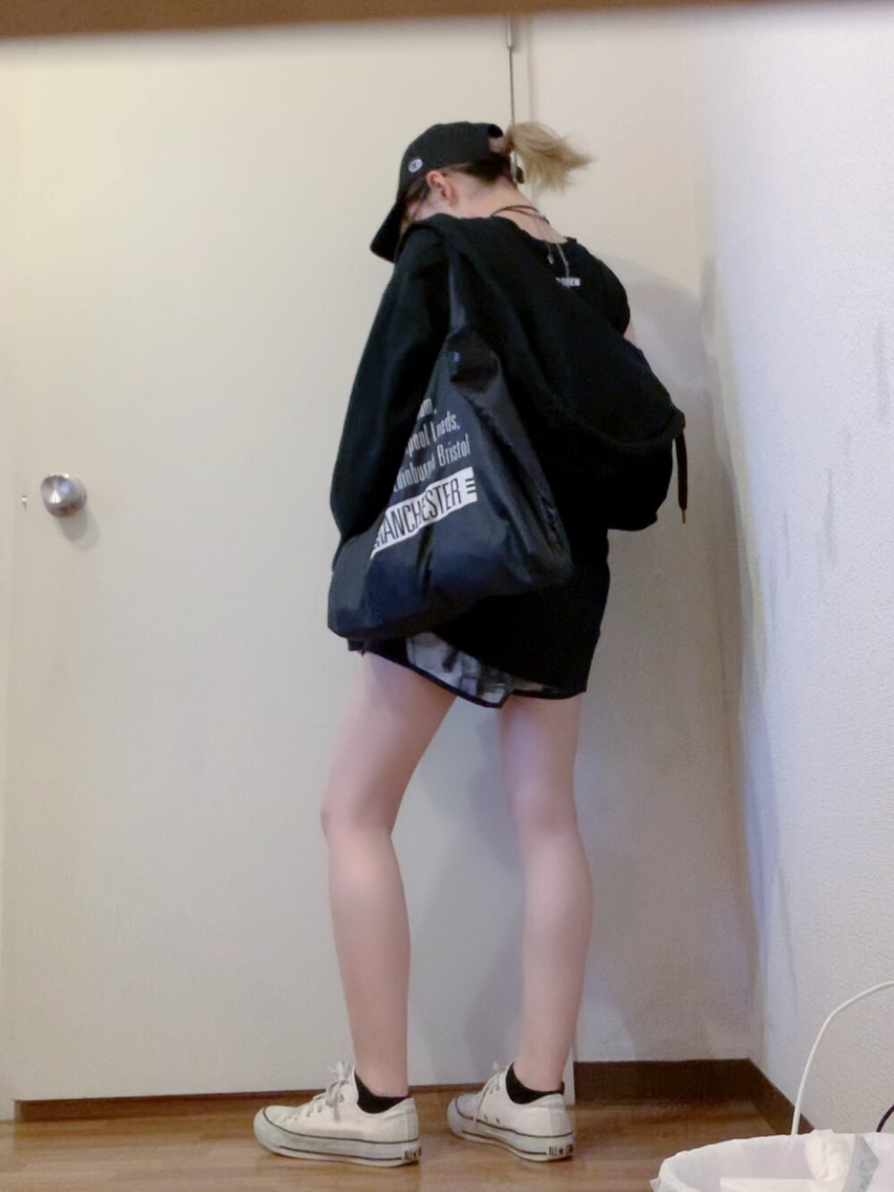 ブラック系のTシャツ/カットソー、グレー系のその他パンツ、ブラック系のパーカーを着用したレディースの夏コーディネートの2枚目の写真