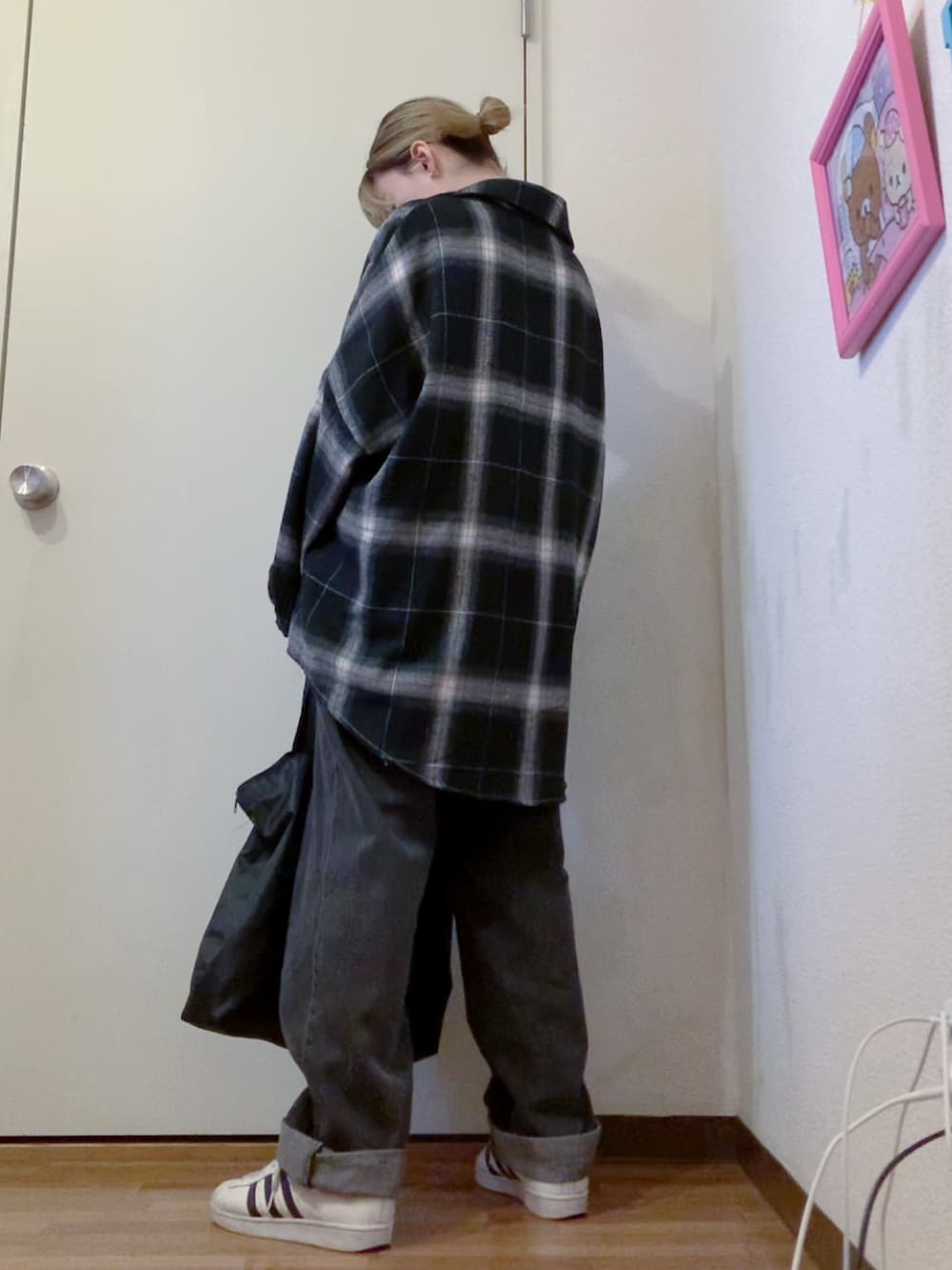 ホワイト系のシャツ/ブラウス、ブラック系のデニムパンツ、ホワイト系のスニーカーを着用したレディースの春コーディネートの3枚目の写真