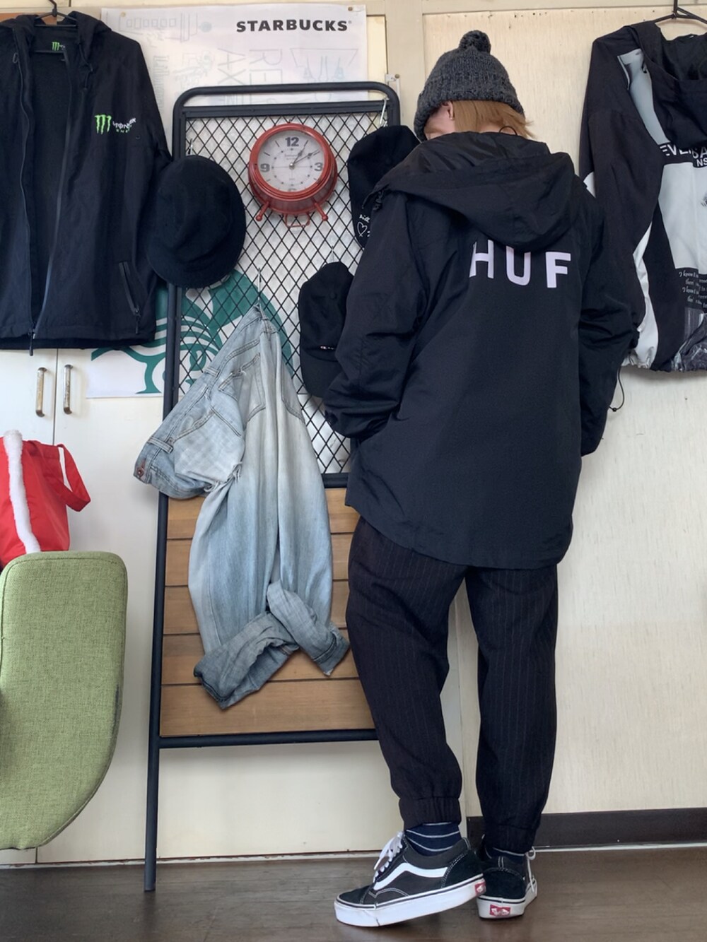 ホワイト系のスウェット、ブラック系のその他パンツ、ブラック系のナイロンジャケットを着用したレディースの春コーディネートの2枚目の写真