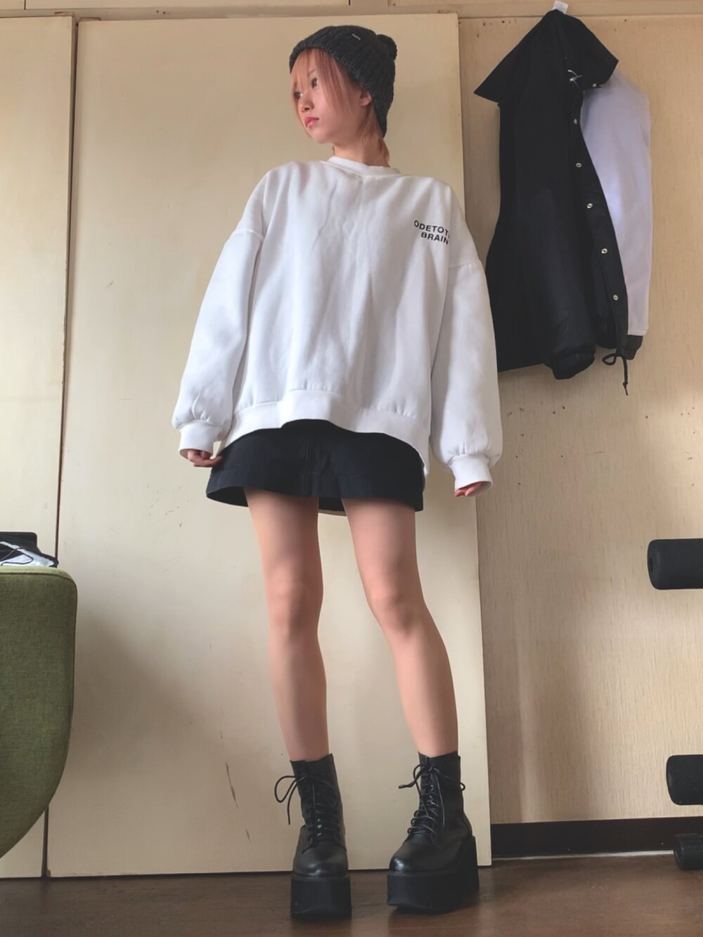 ホワイト系のブルゾン、ホワイト系のスウェット、ブラック系のスカートを着用したレディースの冬コーディネートの5枚目の写真