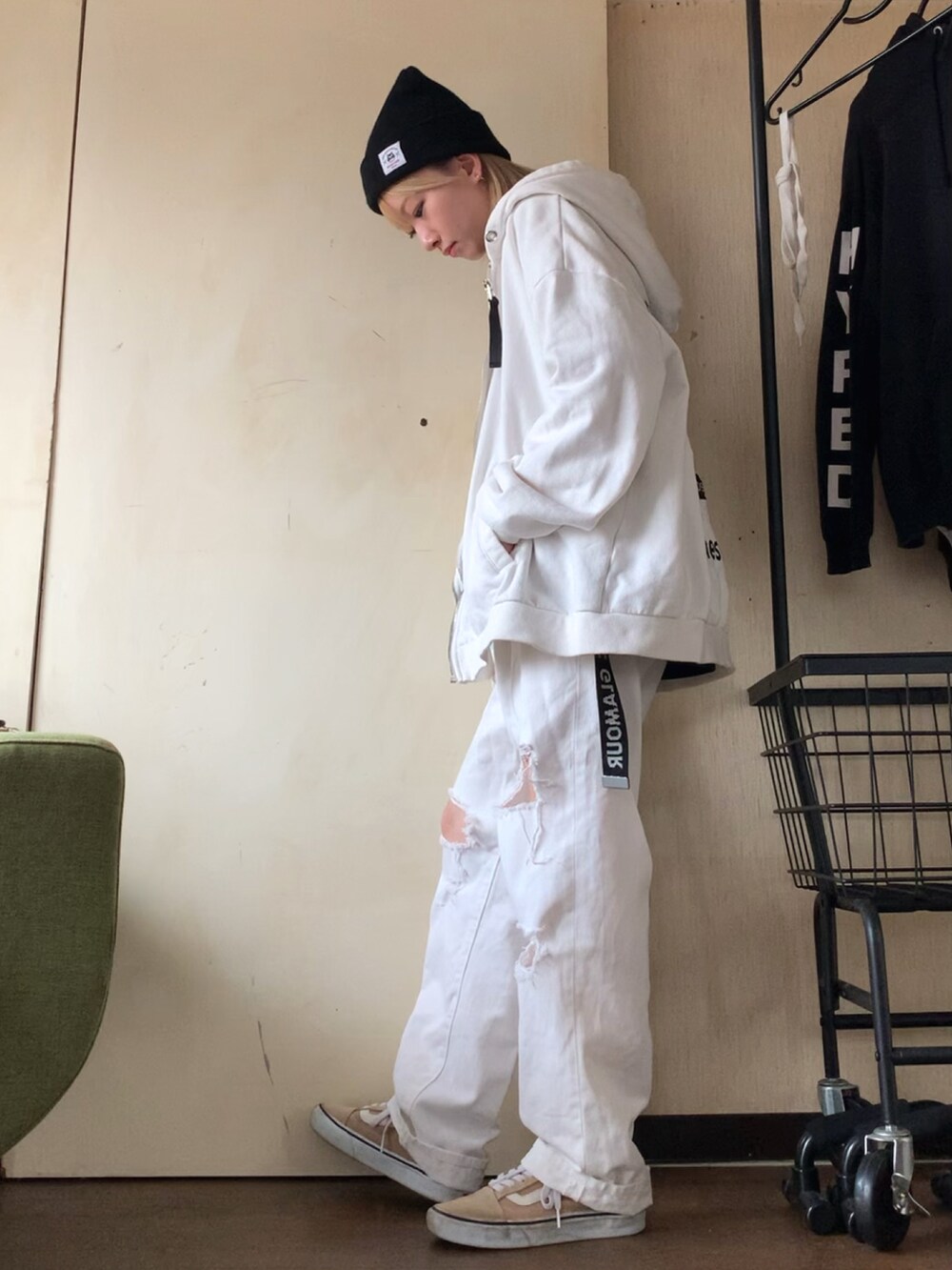 ブラック系のTシャツ/カットソー、ホワイト系のパーカー、ホワイト系のデニムパンツを着用したレディースの秋コーディネートの3枚目の写真