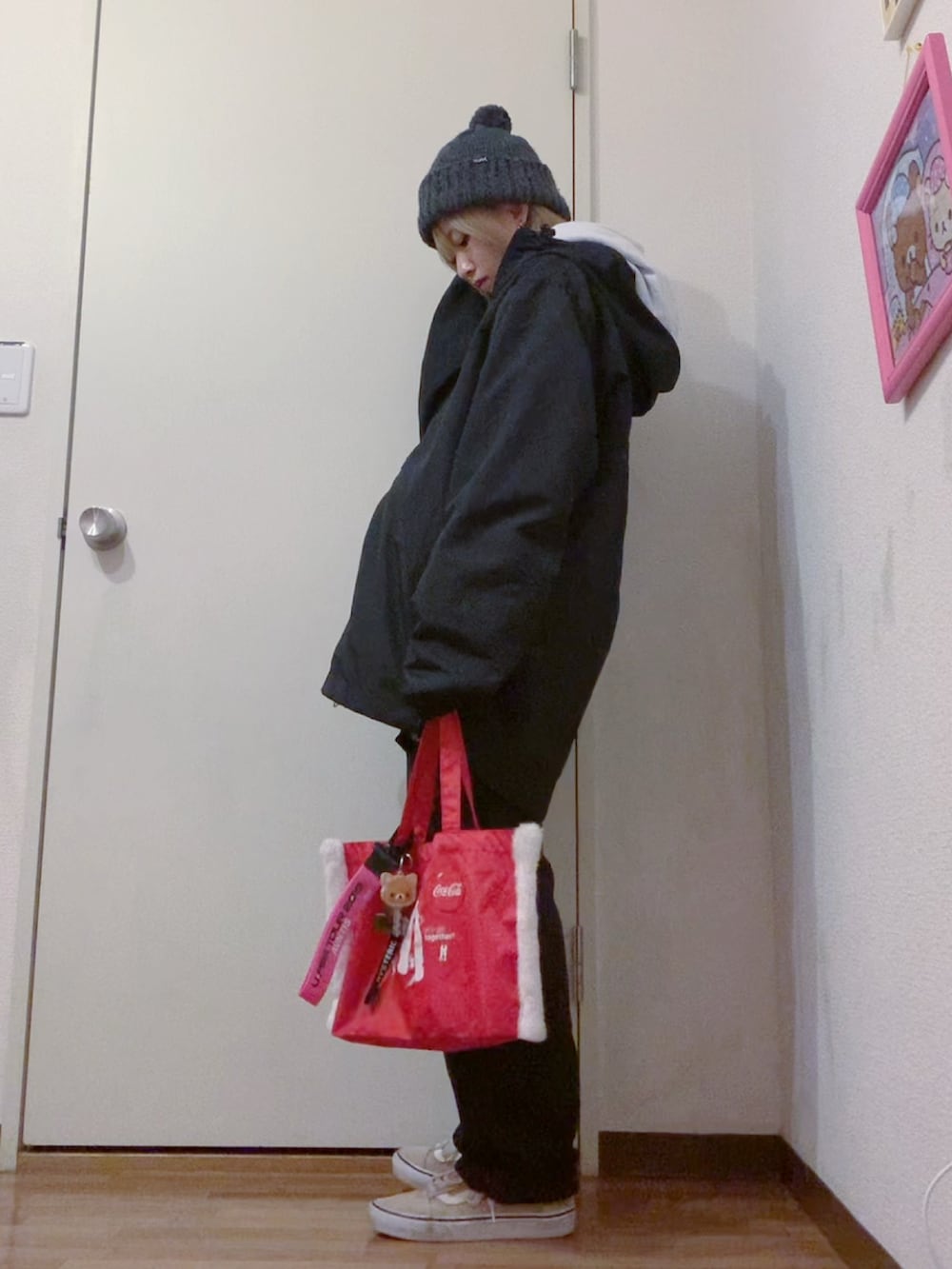 ブラック系のナイロンジャケット、ホワイト系のTシャツ/カットソー、ブラック系のカーゴパンツを着用したレディースの春コーディネートの2枚目の写真