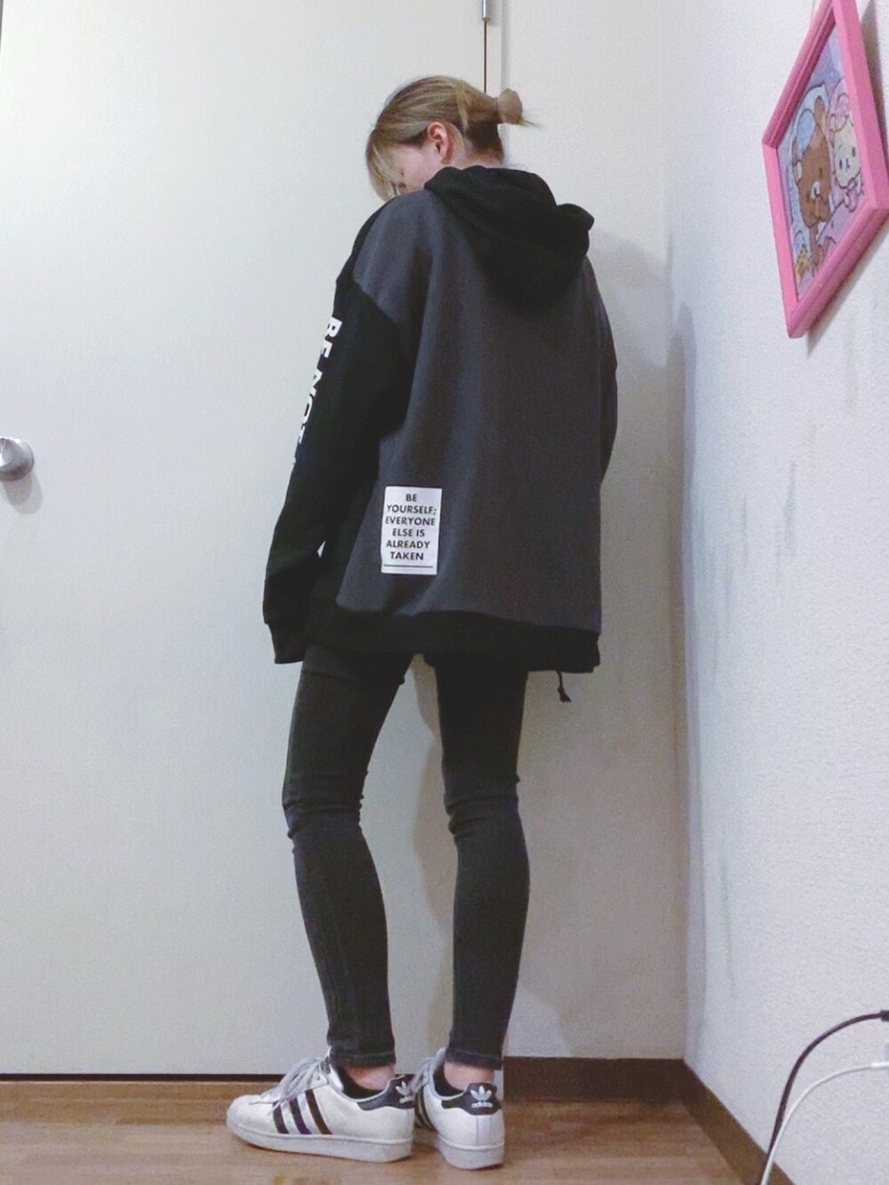 ブラック系のパーカー、ブラック系のデニムパンツ、ブラック系のナイロンジャケットを着用したレディースの春コーディネートの2枚目の写真