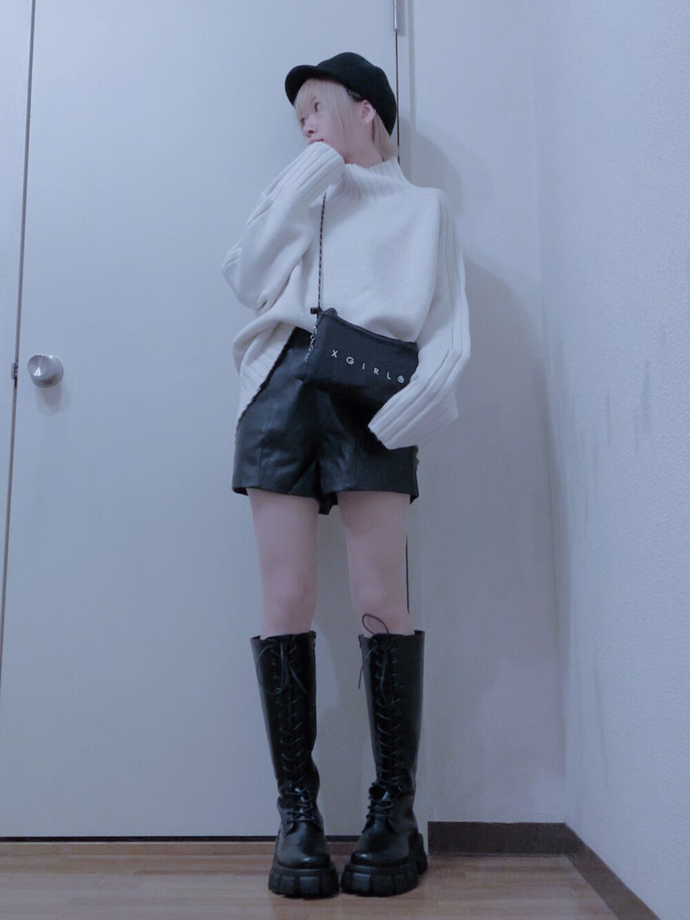 ホワイト系のムートンコート、ホワイト系のニット/セーター、ブラック系のその他パンツを着用したレディースの冬コーディネートの3枚目の写真