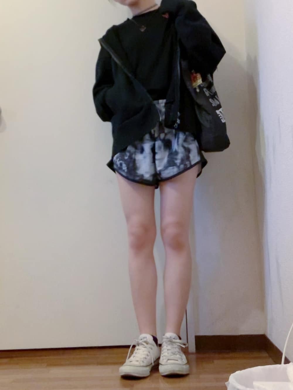 ブラック系のTシャツ/カットソー、グレー系のその他パンツ、ブラック系のパーカーを着用したレディースの夏コーディネートの4枚目の写真