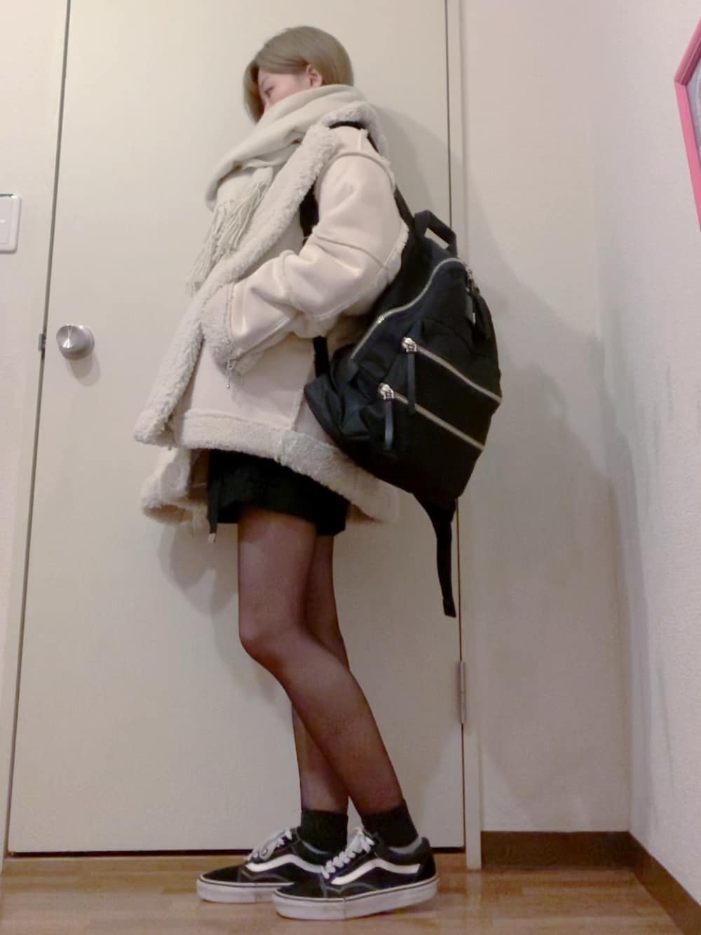 ホワイト系のTシャツ/カットソー、ホワイト系のTシャツ/カットソー、ホワイト系のムートンコートを着用したレディースの冬コーディネートの2枚目の写真