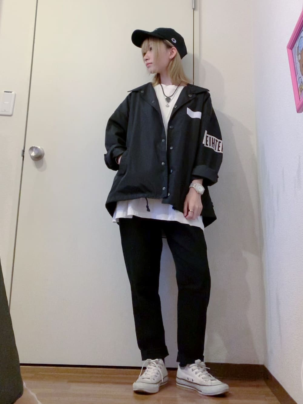 ホワイト系のTシャツ/カットソー、ブラック系のナイロンジャケット、ブラック系のデニムパンツを着用したレディースの春コーディネートの2枚目の写真