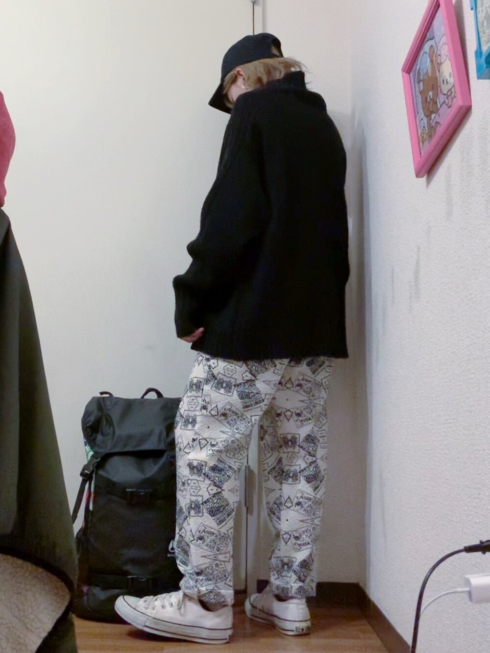 ブラック系のその他アウター、ブラック系のその他アウター、ブラック系のニット/セーターを着用したレディースの冬コーディネートの2枚目の写真