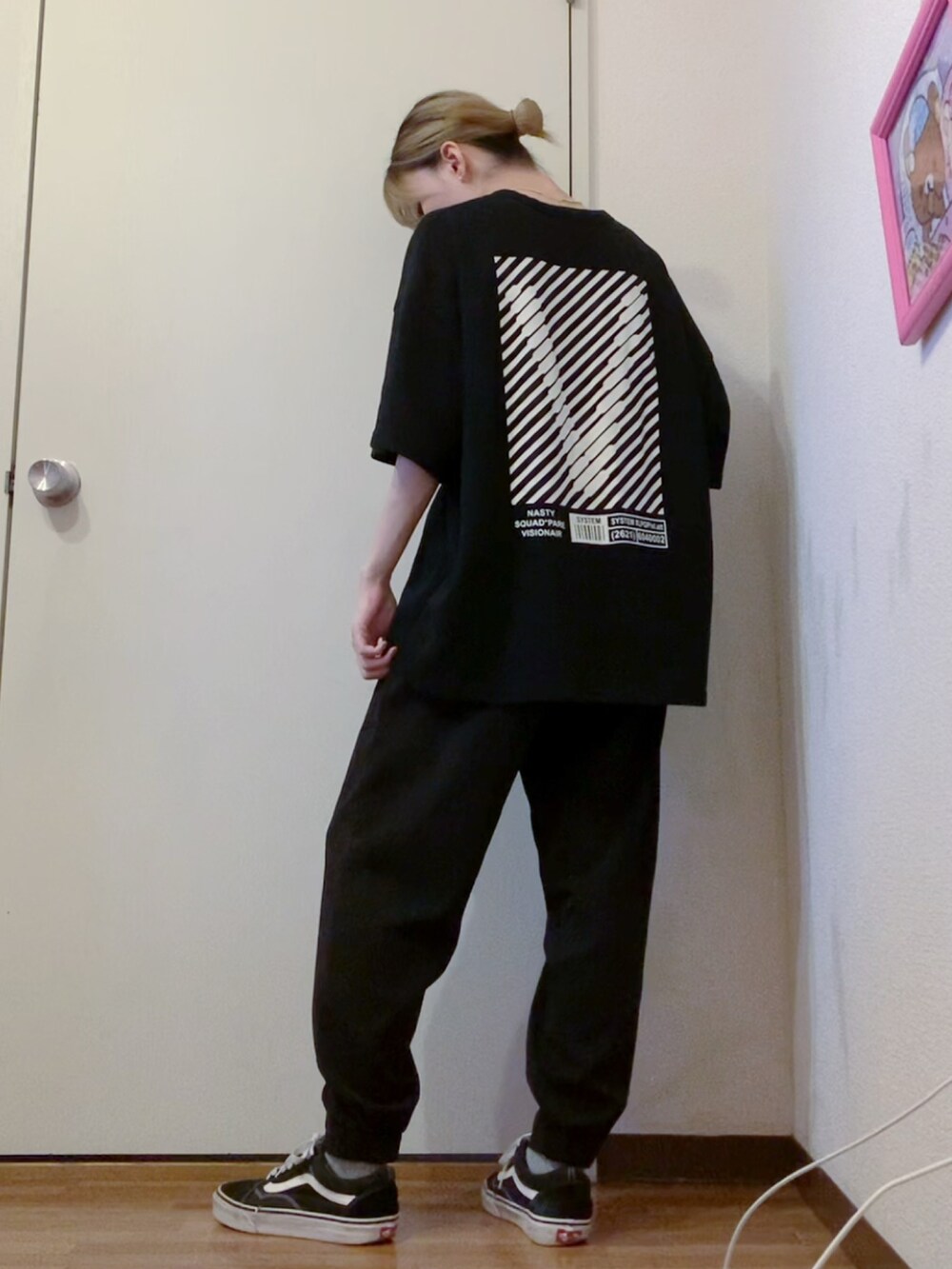 ブラック系のTシャツ/カットソー、グリーン系のブルゾン、ブラック系のその他パンツを着用したレディースの春コーディネートの2枚目の写真