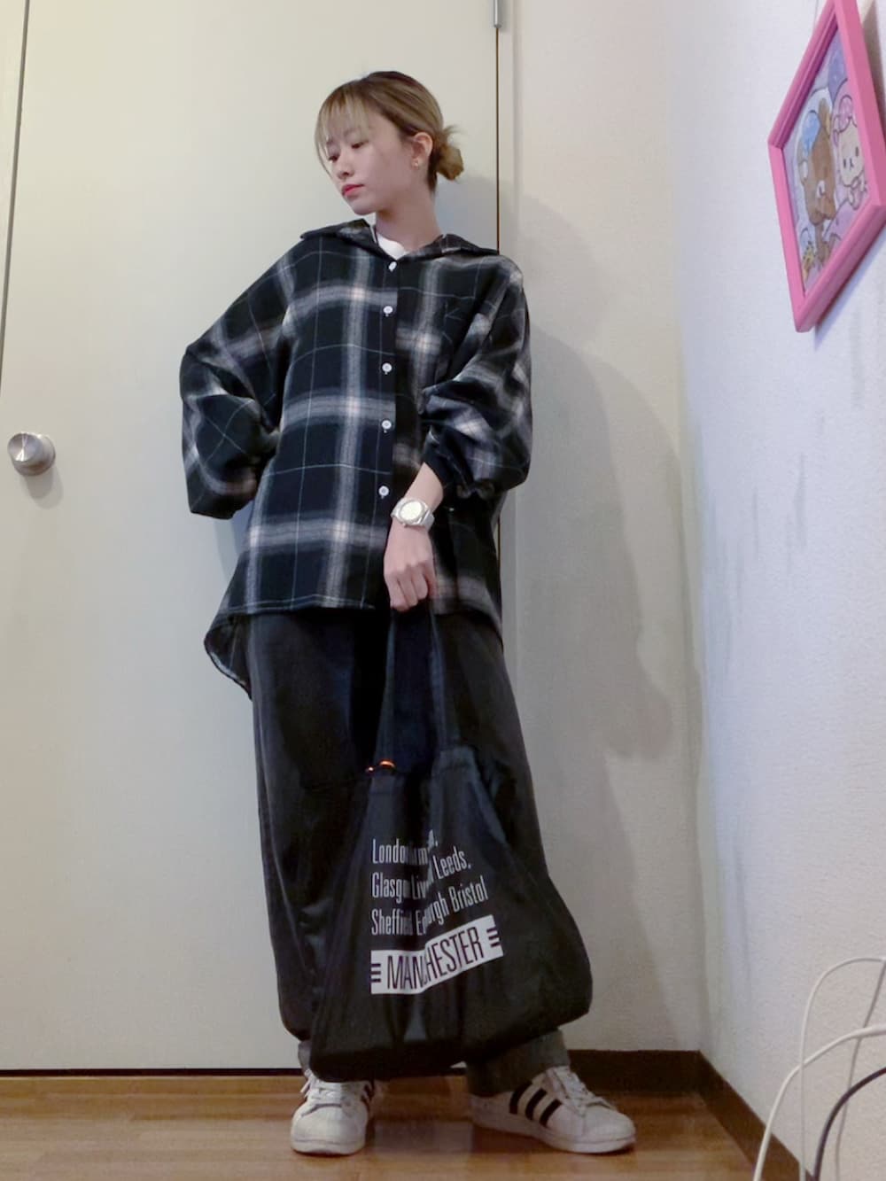 ホワイト系のシャツ/ブラウス、ブラック系のデニムパンツ、ホワイト系のスニーカーを着用したレディースの春コーディネートの4枚目の写真