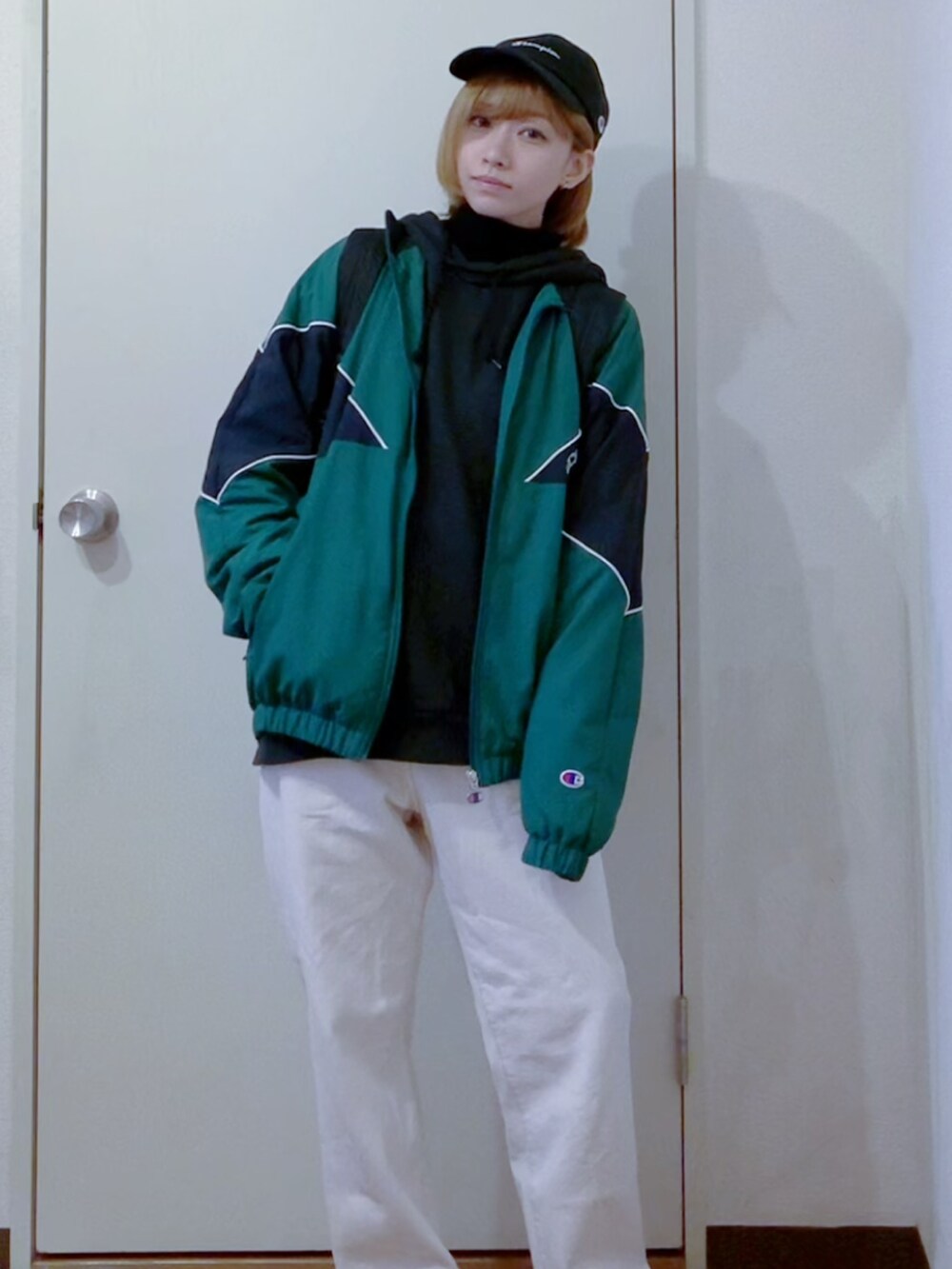 ブラック系のパーカー、グリーン系のブルゾン、グリーン系のブルゾンを着用したレディースの秋コーディネートの2枚目の写真