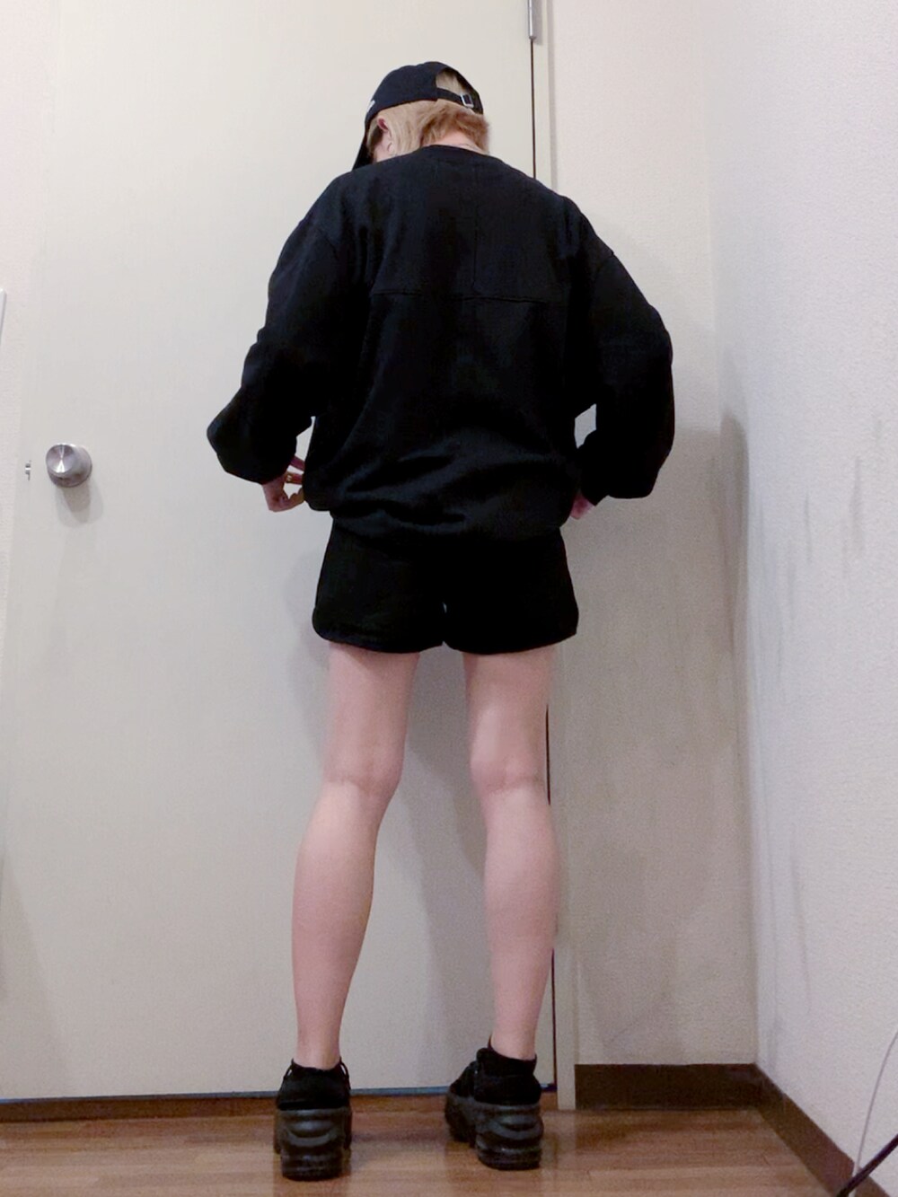 ブラック系のスウェット、ブラック系のスウェットパンツ、ブラック系のサンダルを着用したレディースの秋コーディネートの2枚目の写真