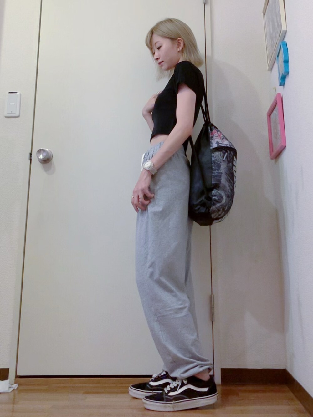 ブラック系のTシャツ/カットソー、グレー系のスウェットパンツ、ブラック系のスニーカーを着用したレディースの夏コーディネートの3枚目の写真